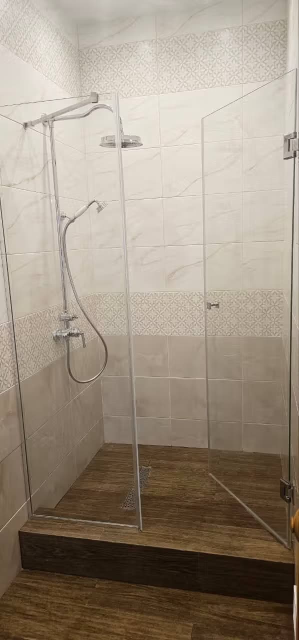 Душевая перегородка из стекла Оптивайт с хромовой фурнитурой и держателем, Центральный район, Сочи