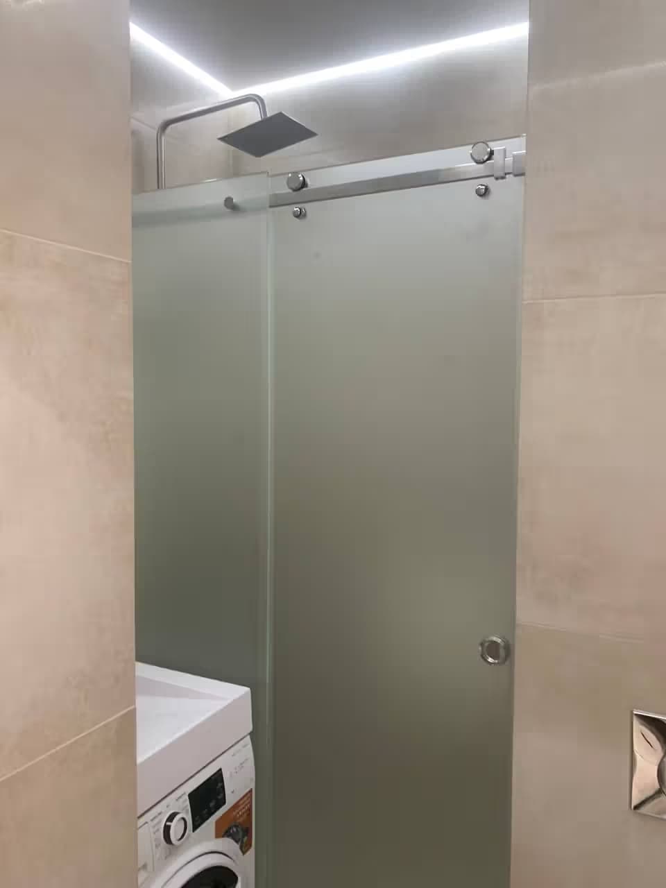 Прямая раздвижная душевая перегородка из каленного стекла с хром фурнитурой тип стекла тонированное сатин в сочи лазаревском районе на заказ