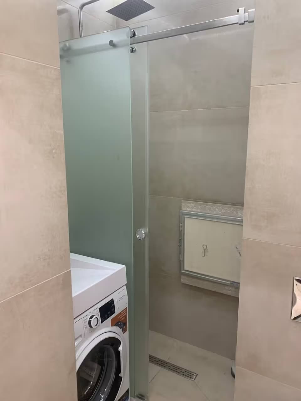 Прямая раздвижная душевая перегородка из каленного стекла с хром фурнитурой тип стекла тонированное сатин в сочи лазаревском районе на заказ