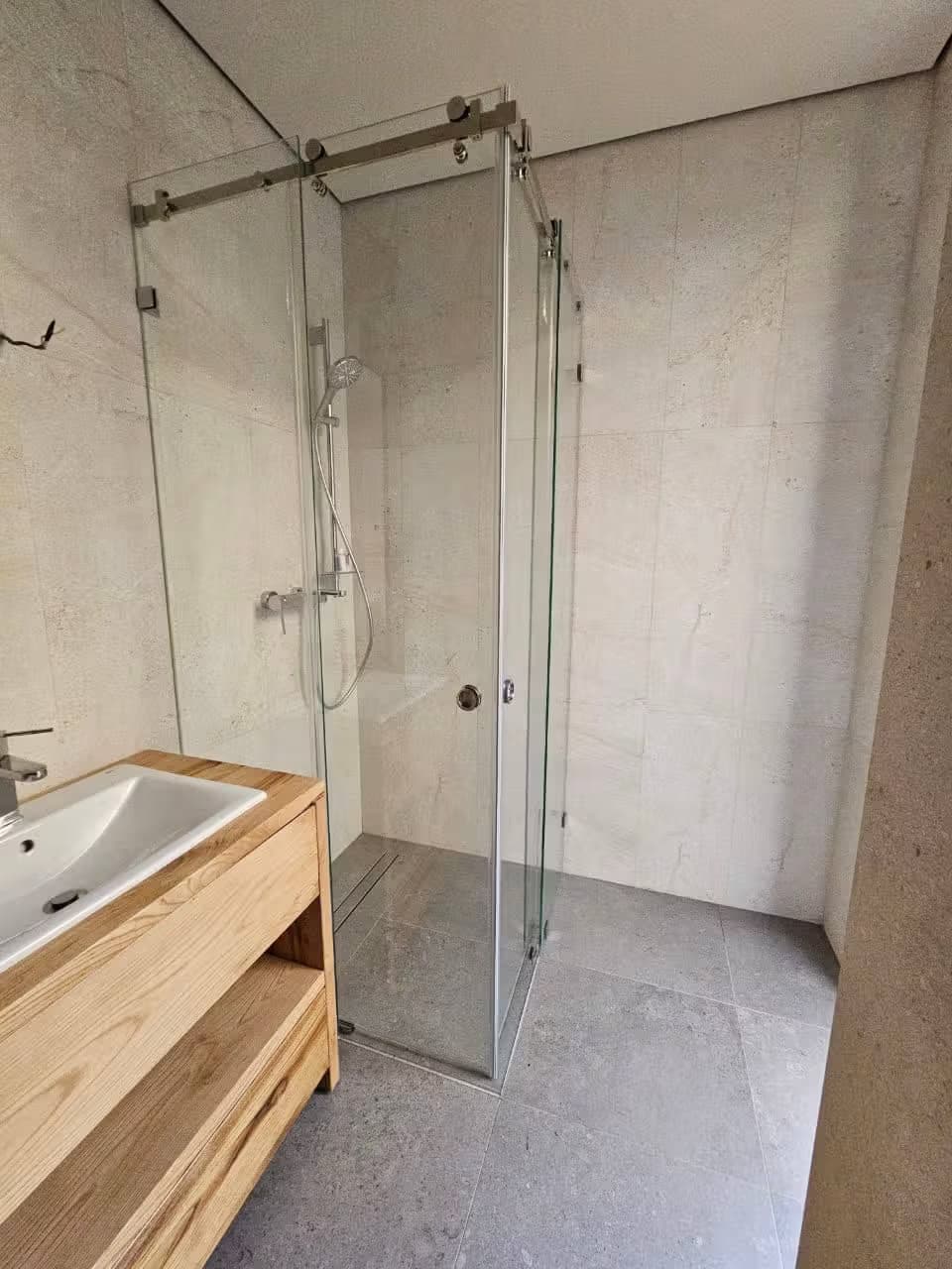 Раздвижная угловая душевая кабина из закалённого стекла Флоат-стекло с хромированной фурнитурой, Сочи — изготовление и монтаж под ключ