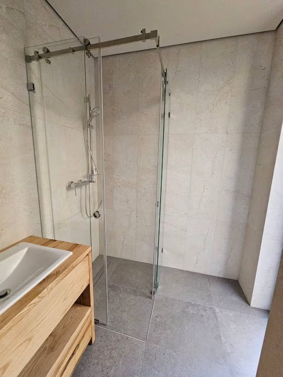 Раздвижная угловая душевая кабина из закалённого стекла Флоат-стекло с хромированной фурнитурой, Сочи — изготовление и монтаж под ключ