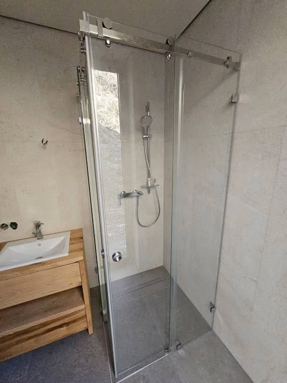 Раздвижная угловая душевая кабина из закалённого стекла Флоат-стекло с хромированной фурнитурой, Сочи — изготовление и монтаж под ключ