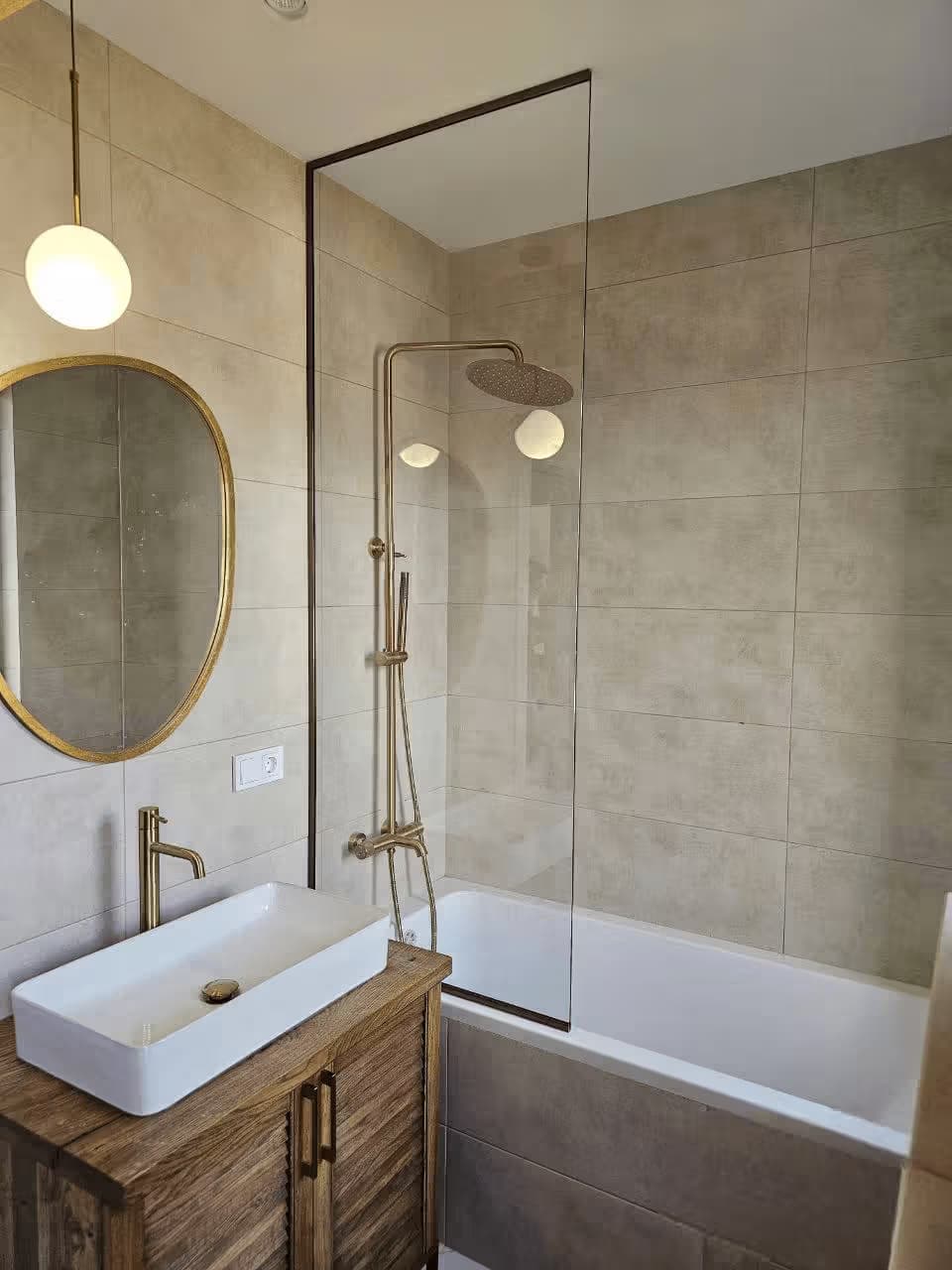 Душевая шторка из стекла в золотистом профиле, Сочи — установка под ключ