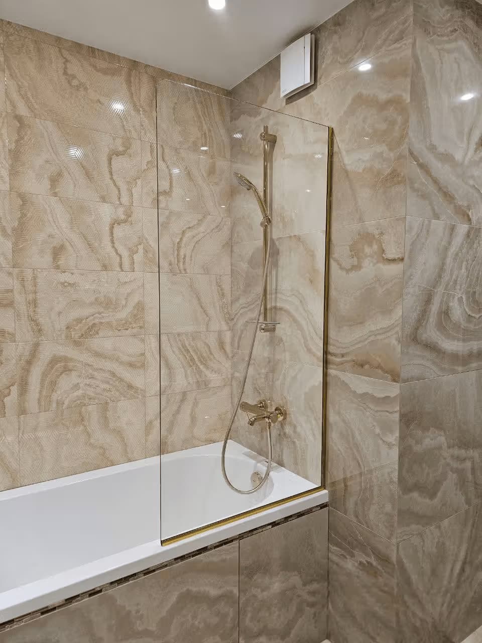 Душевая шторка из стекла в золотистом профиле, Сочи — установка под ключ