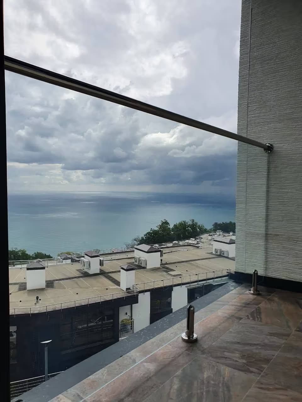 Стеклянное ограждение для балкона на мини стойках круглых в частном доме Сочи ЖК Лазурный берег