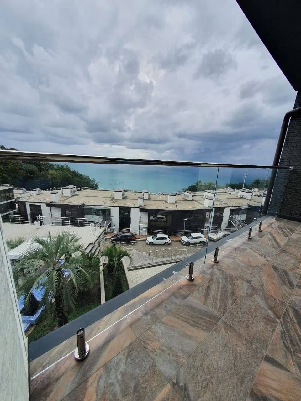 Стеклянное ограждение для балкона на мини стойках круглых в частном доме Сочи ЖК Лазурный берег