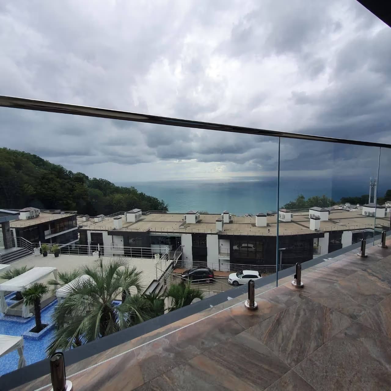 Стеклянное ограждение для балкона на мини стойках круглых в частном доме Сочи ЖК Лазурный берег