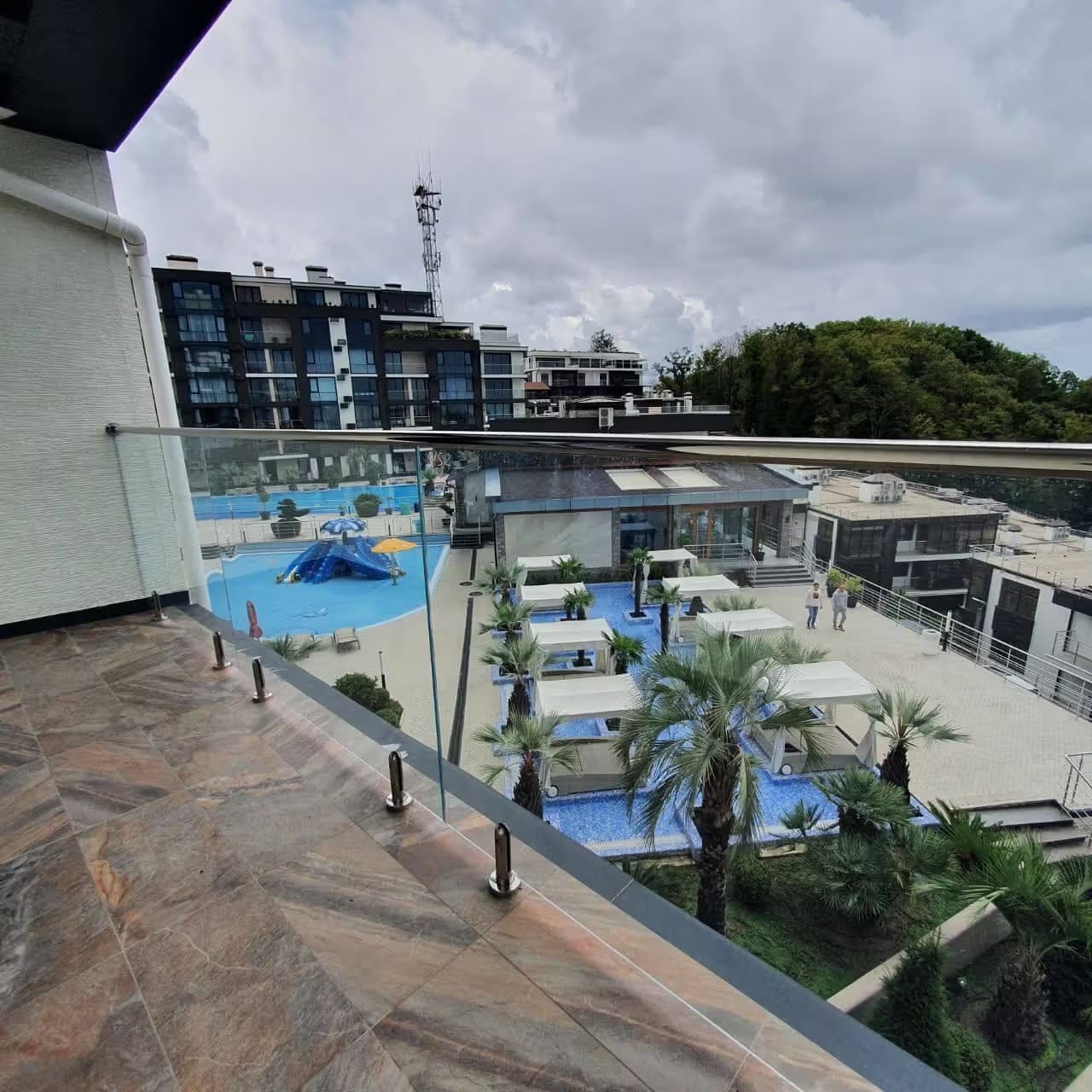 Стеклянное ограждение для балкона на мини стойках круглых в частном доме Сочи ЖК Лазурный берег