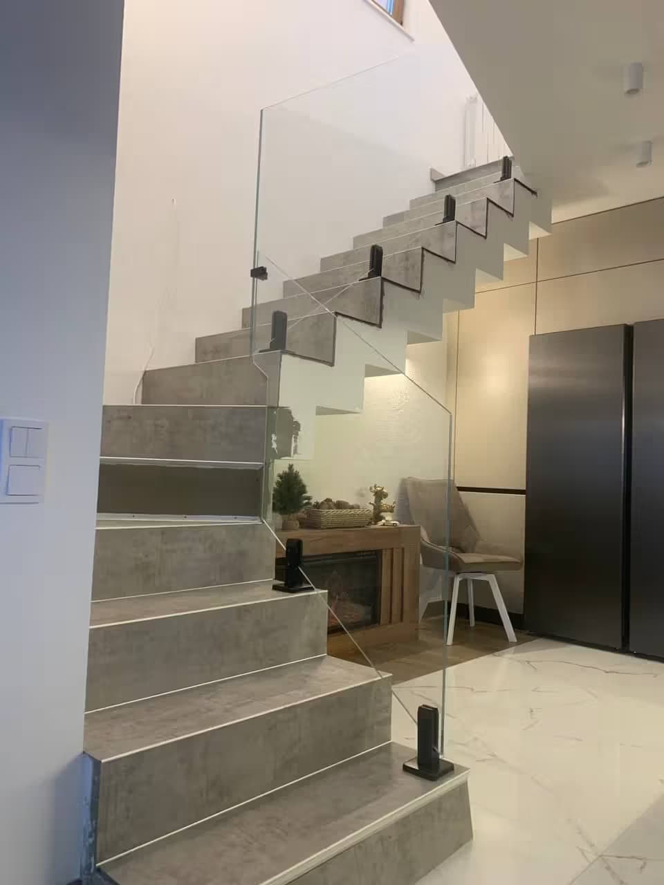 Стеклянное ограждение для лестницы на мини стойках квадратные в частном доме Красноя поляна Сочи