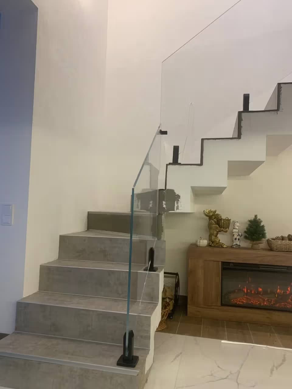 Стеклянное ограждение для лестницы на мини стойках квадратные в частном доме Красноя поляна Сочи