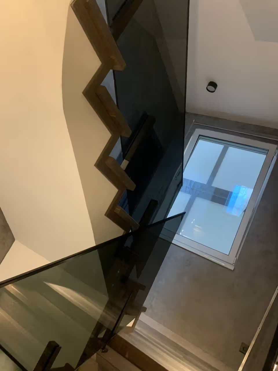 Стеклянное ограждение для лестницы на мини стойках типа FOS в частном доме Красноя поляна Сочи Хоста