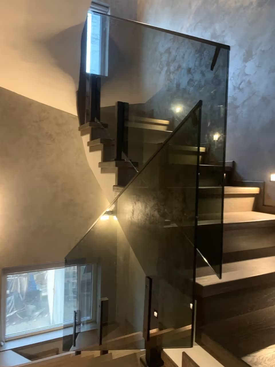 Стеклянное ограждение для лестницы на мини стойках типа FOS в частном доме Красноя поляна Сочи Хоста