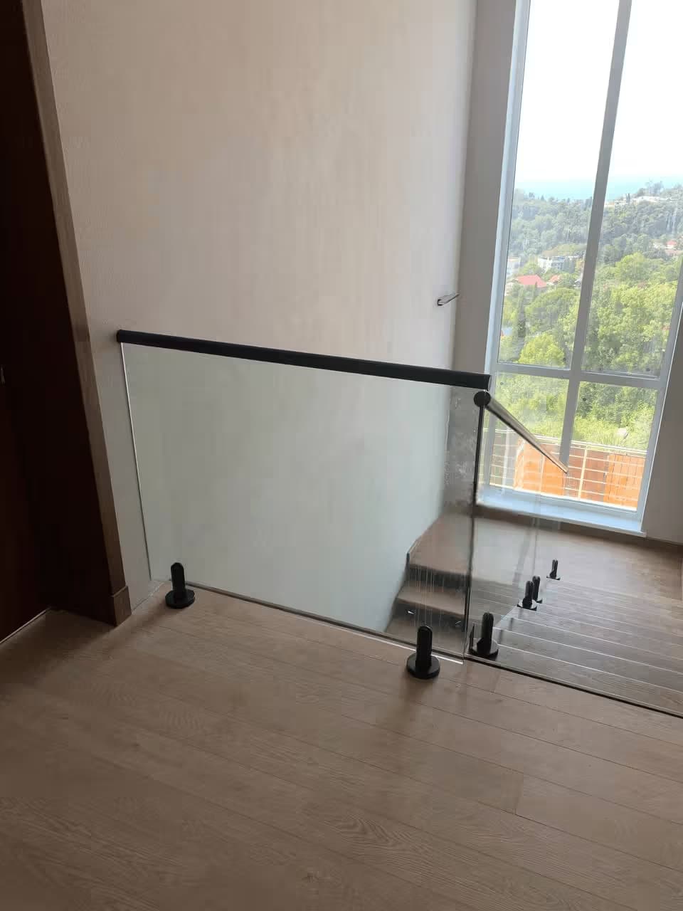 Стеклянное ограждение для лестницы на мини стойках в частном доме Адлер