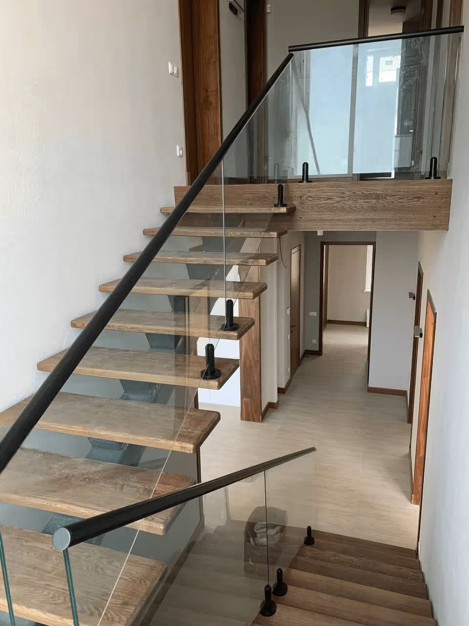 Стеклянное ограждение для лестницы на мини стойках в частном доме Адлер