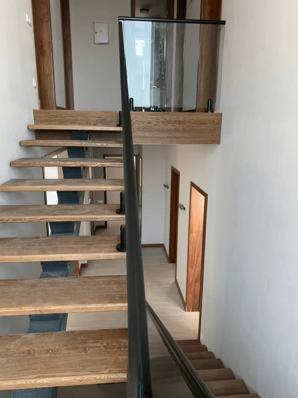 Стеклянное ограждение для лестницы на мини стойках в частном доме Адлер