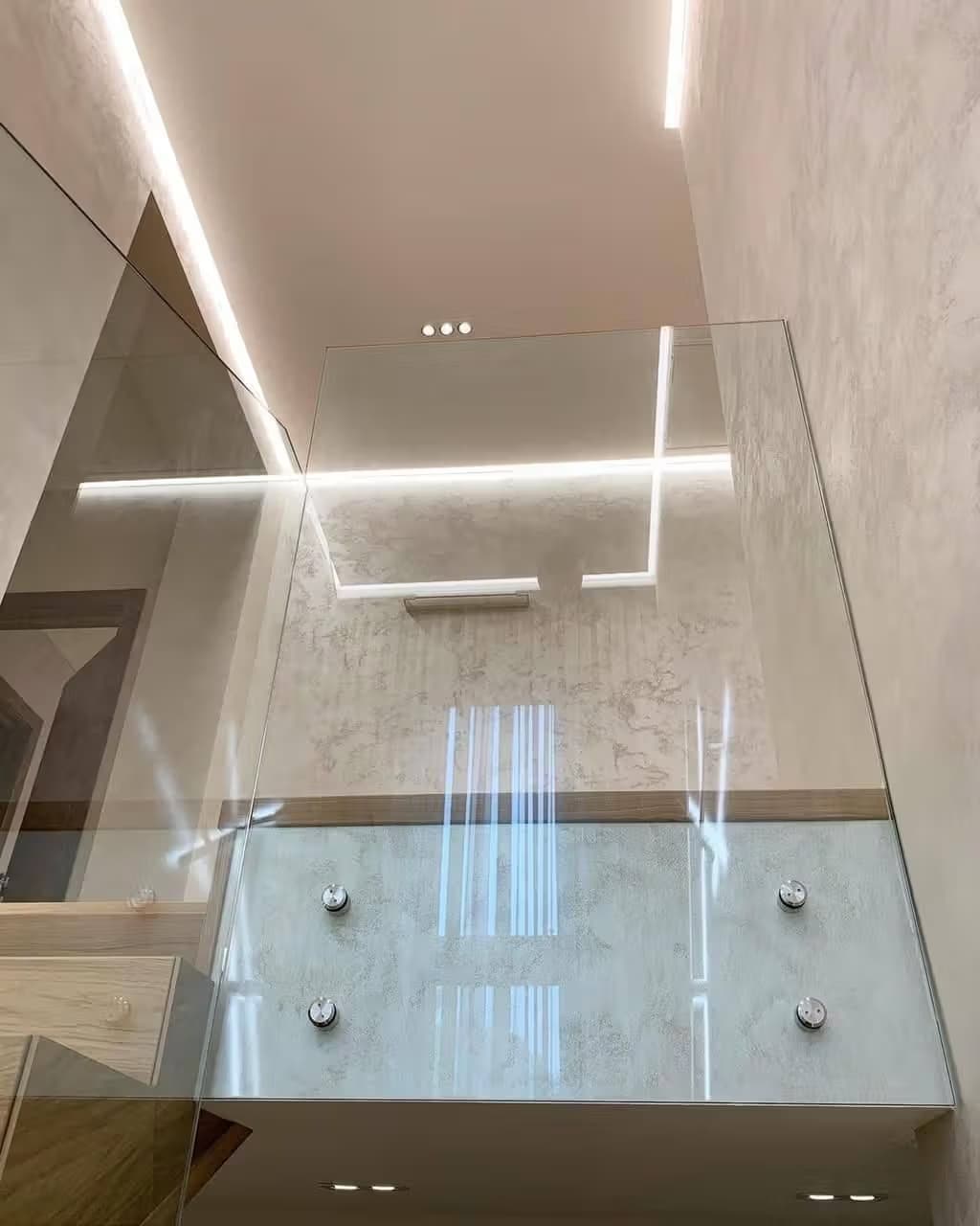 Стеклянное ограждение для лестницы на монетах круглых в частном доме Сочи Хоста