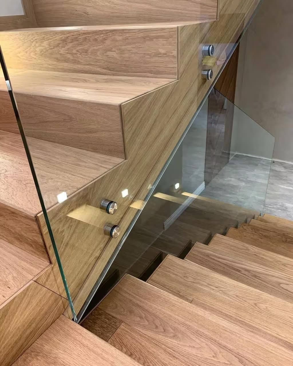 Стеклянное ограждение для лестницы на монетах круглых в частном доме Сочи Хоста