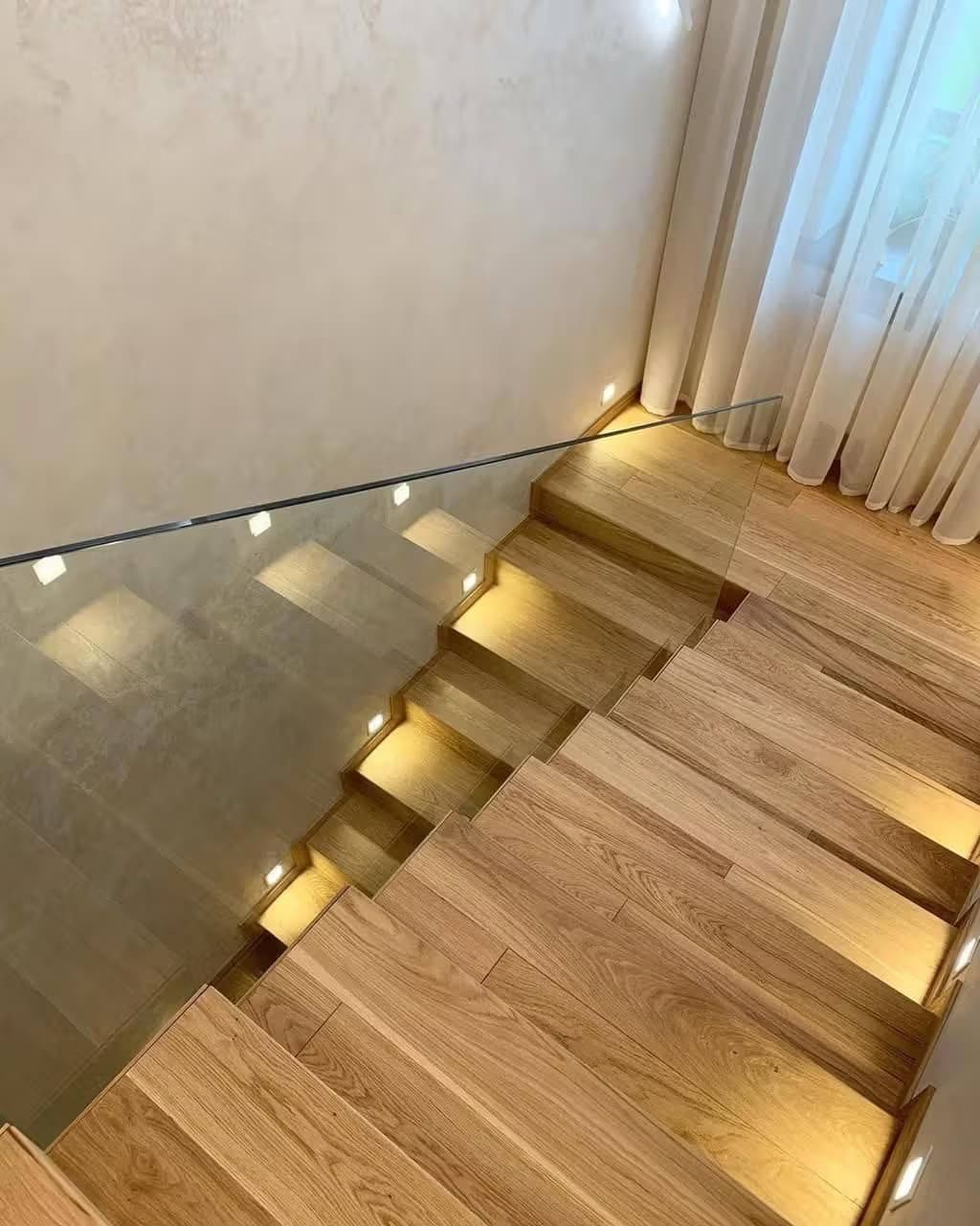 Стеклянное ограждение для лестницы на монетах круглых в частном доме Сочи Хоста