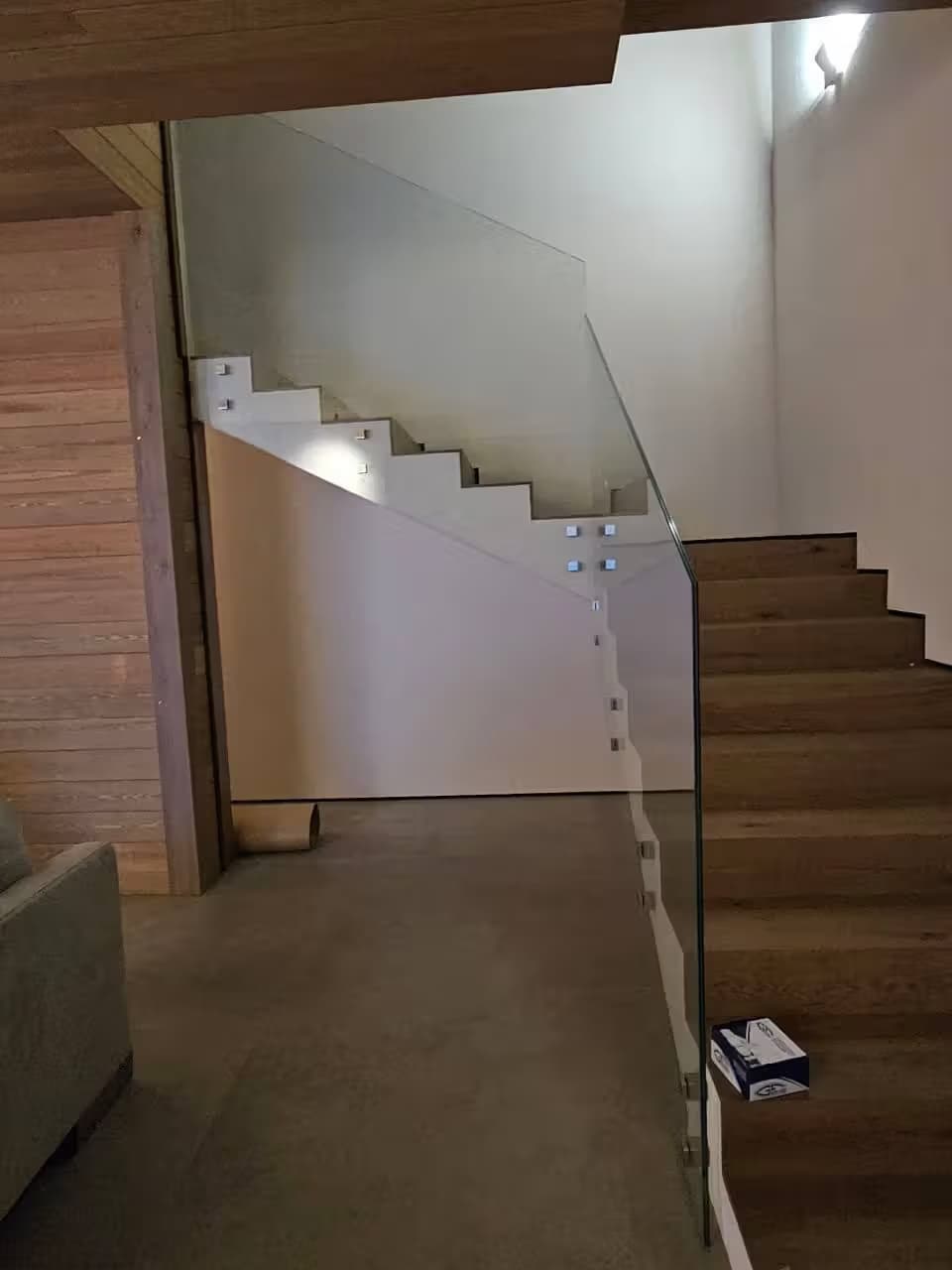 Стеклянное ограждение для лестницы на монетах квадратных в частном доме Сочи