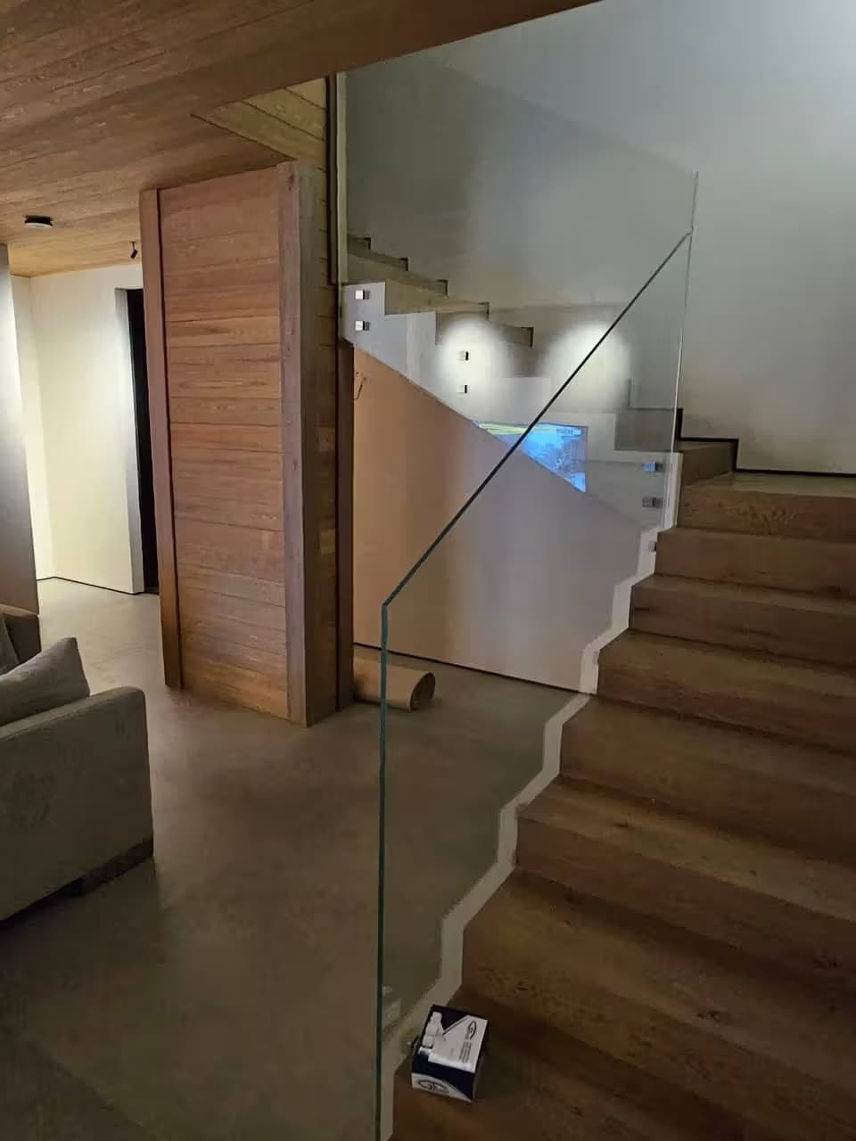 Стеклянное ограждение для лестницы на монетах квадратных в частном доме Сочи