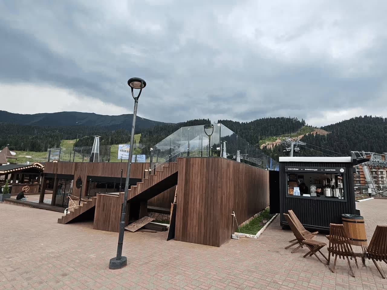 Стеклянное ограждение для лестницы на высоких стойках для HOOKAH в Сочи Красная поляна