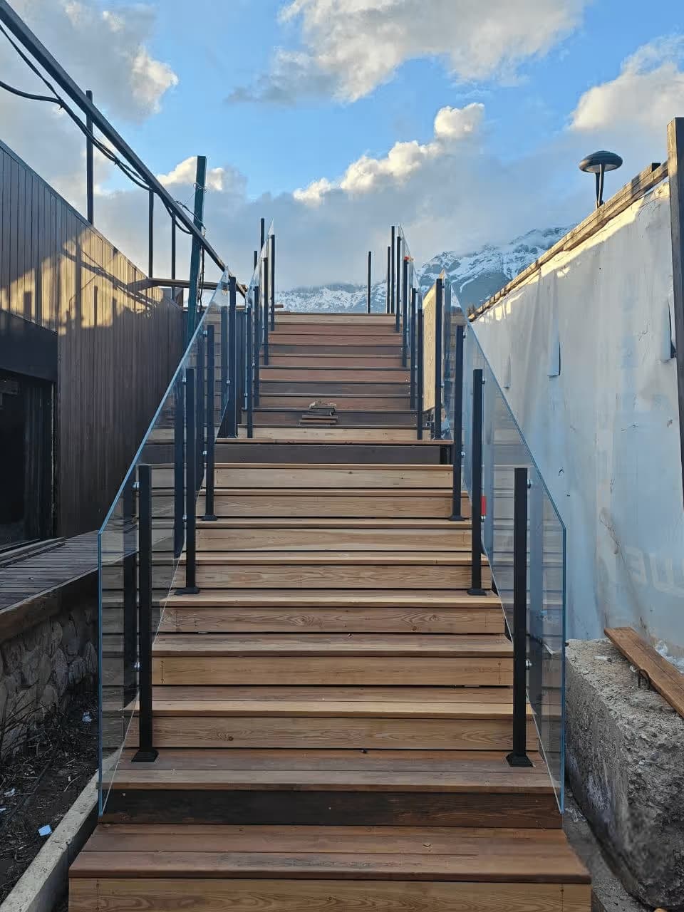 Стеклянное ограждение для лестницы на высоких стойках для HOOKAH в Сочи Красная поляна