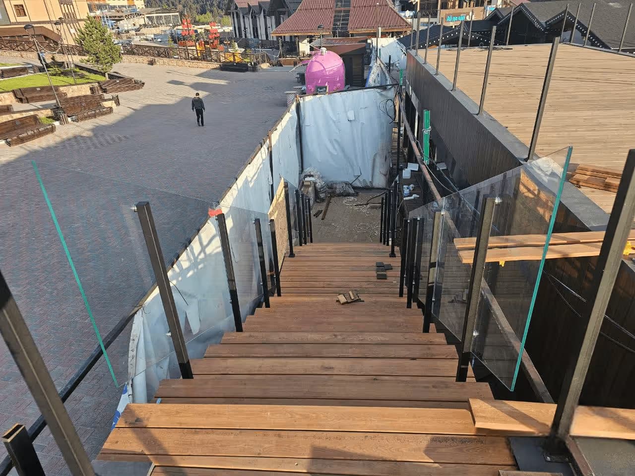 Стеклянное ограждение для лестницы на высоких стойках для HOOKAH в Сочи Красная поляна