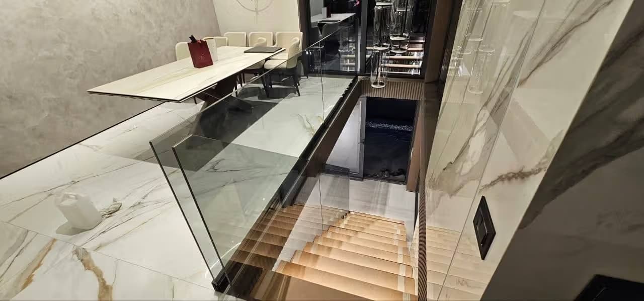 Стеклянное ограждение в зажимном профиле в частном доме Адлер