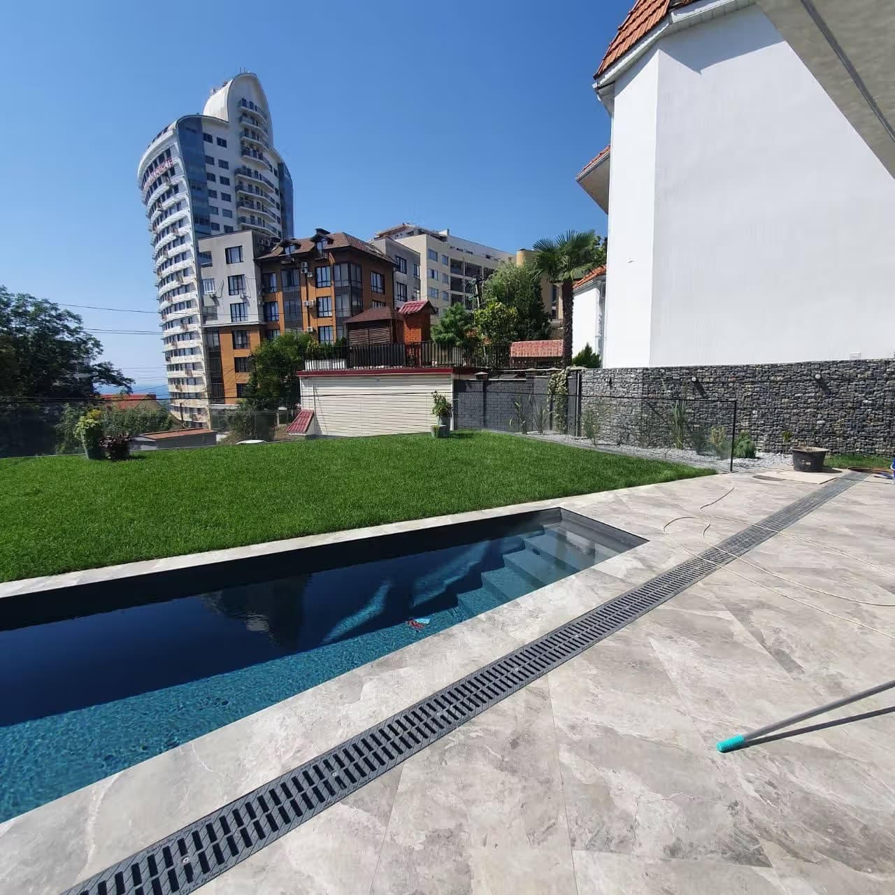 Стеклянное ограждение в зажимном профиле в частном доме Сочи