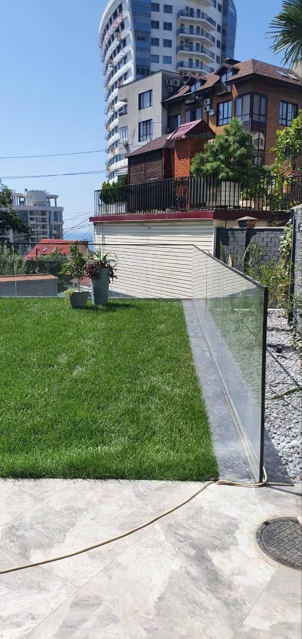 Стеклянное ограждение в зажимном профиле в частном доме Сочи