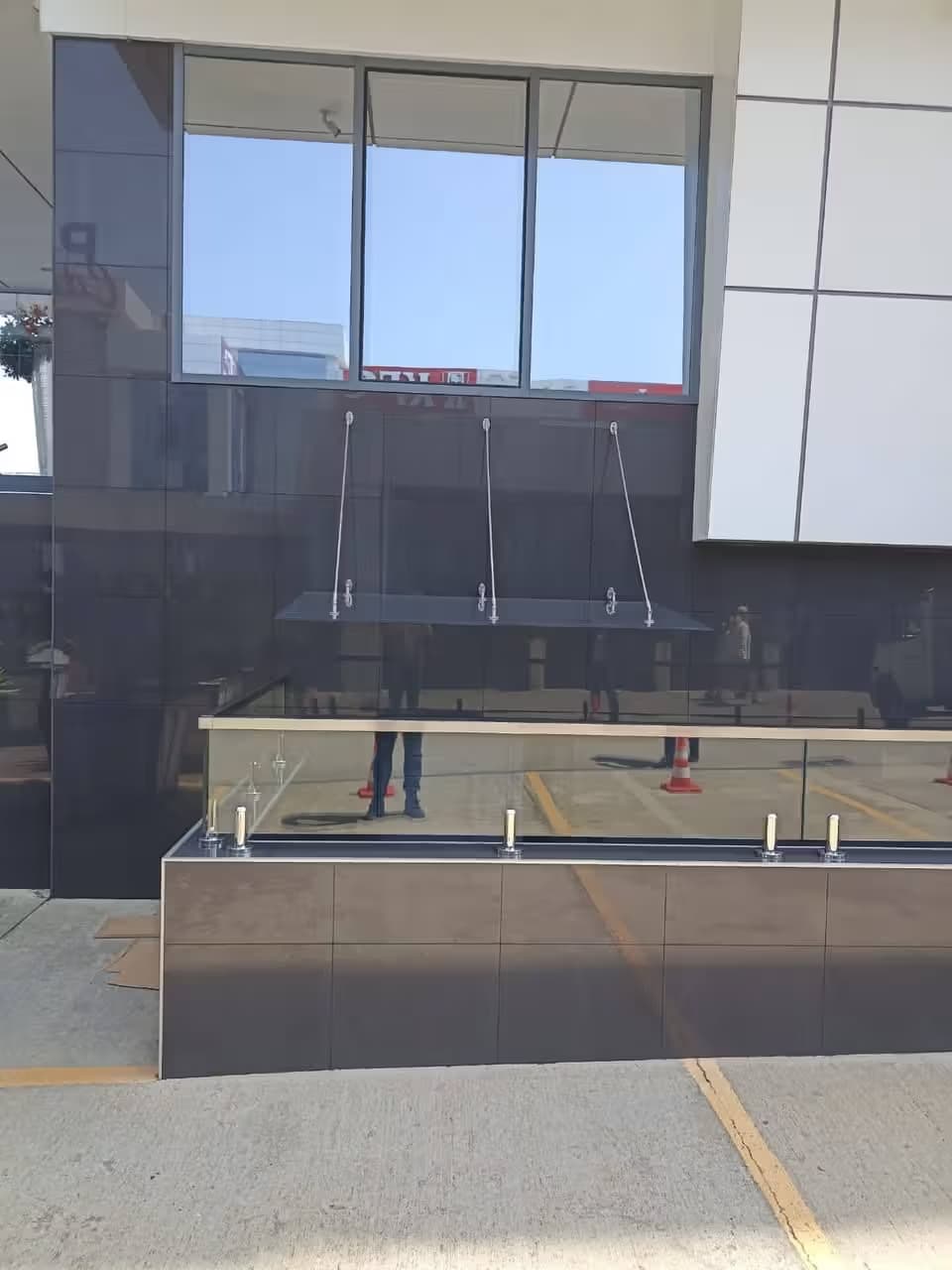 Козырёк из стекла на вантах над входом в ТЦ Мандарин, установка в Адлере, Сочи