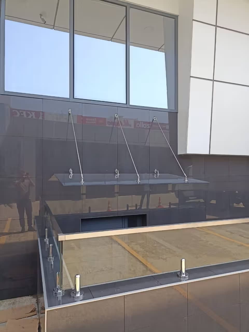 Козырёк из стекла на вантах над входом в ТЦ Мандарин, установка в Адлере, Сочи