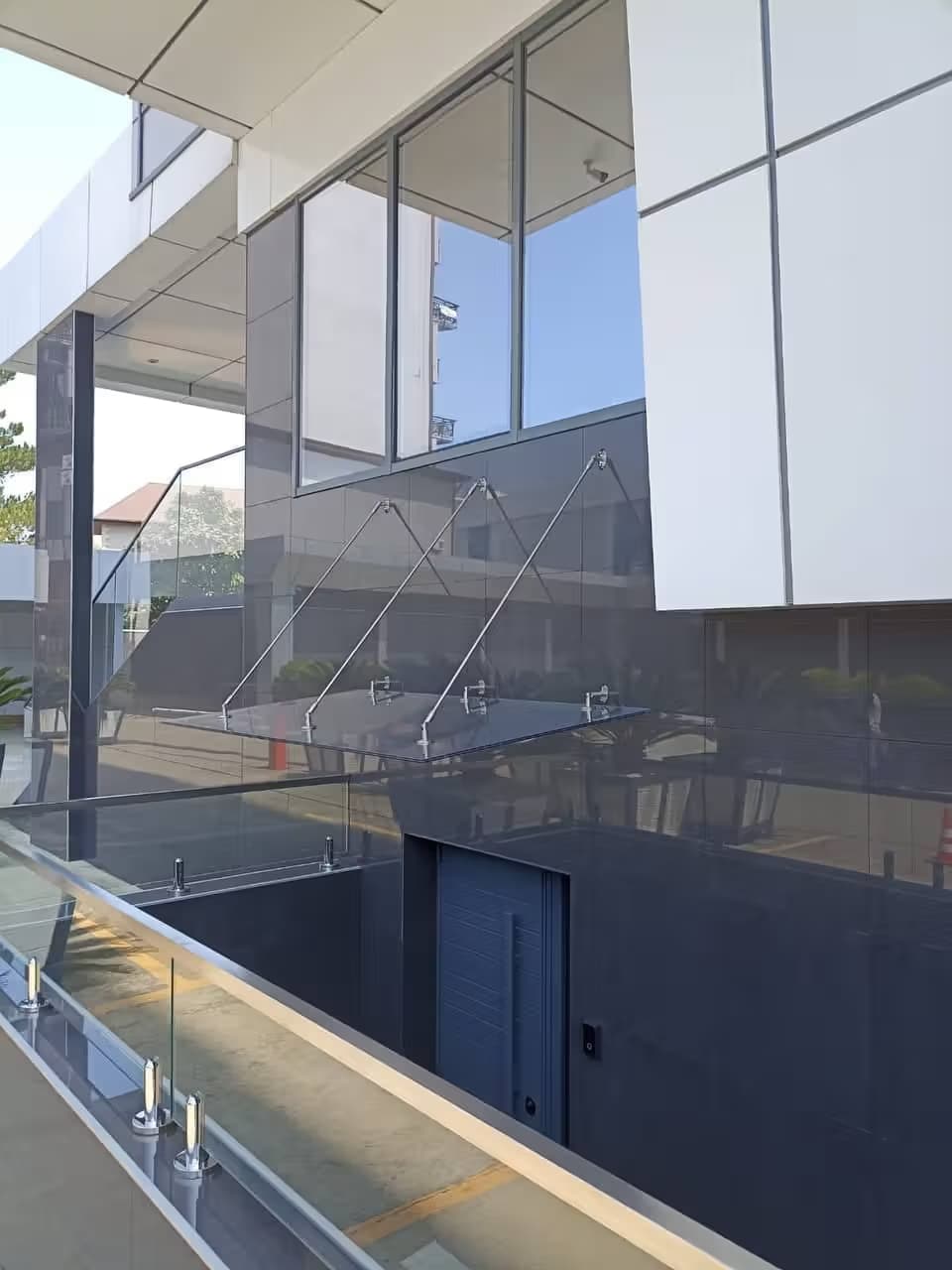 Козырёк из стекла на вантах над входом в ТЦ Мандарин, установка в Адлере, Сочи