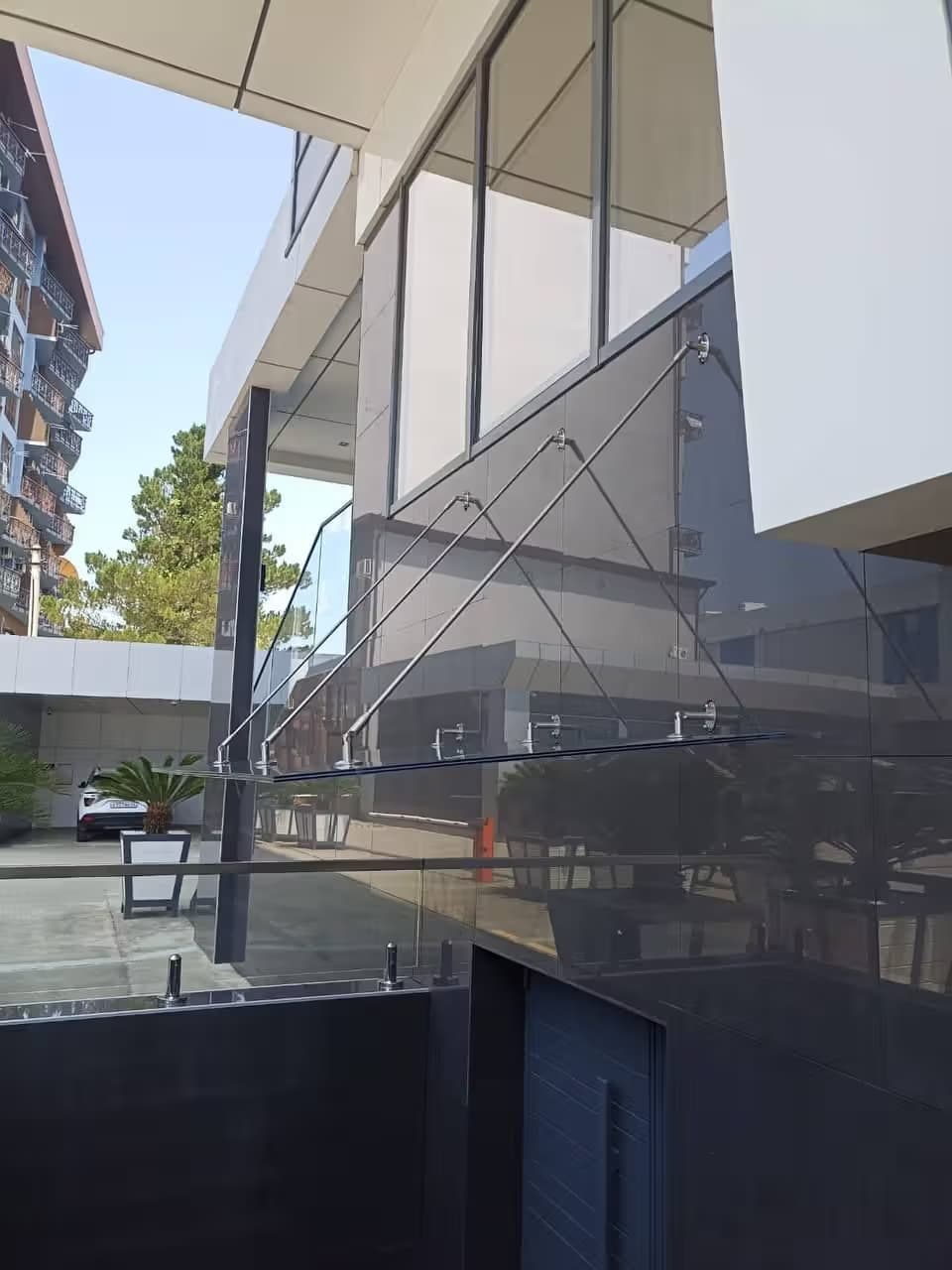 Козырёк из стекла на вантах над входом в ТЦ Мандарин, установка в Адлере, Сочи