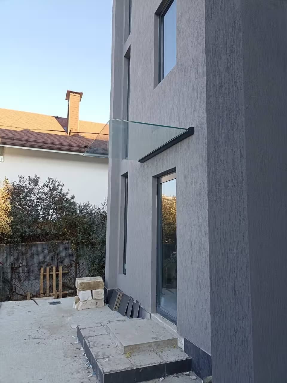 Стеклянный козырёк в зажимном профиле над входом в частный дом, Адлерский район, Сочи — изготовление и монтаж под ключ