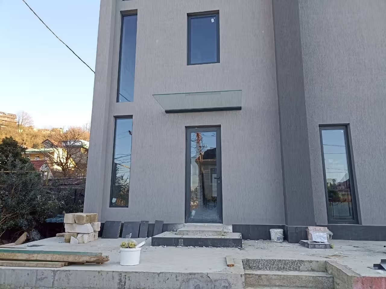 Стеклянный козырёк в зажимном профиле над входом в частный дом, Адлерский район, Сочи — изготовление и монтаж под ключ