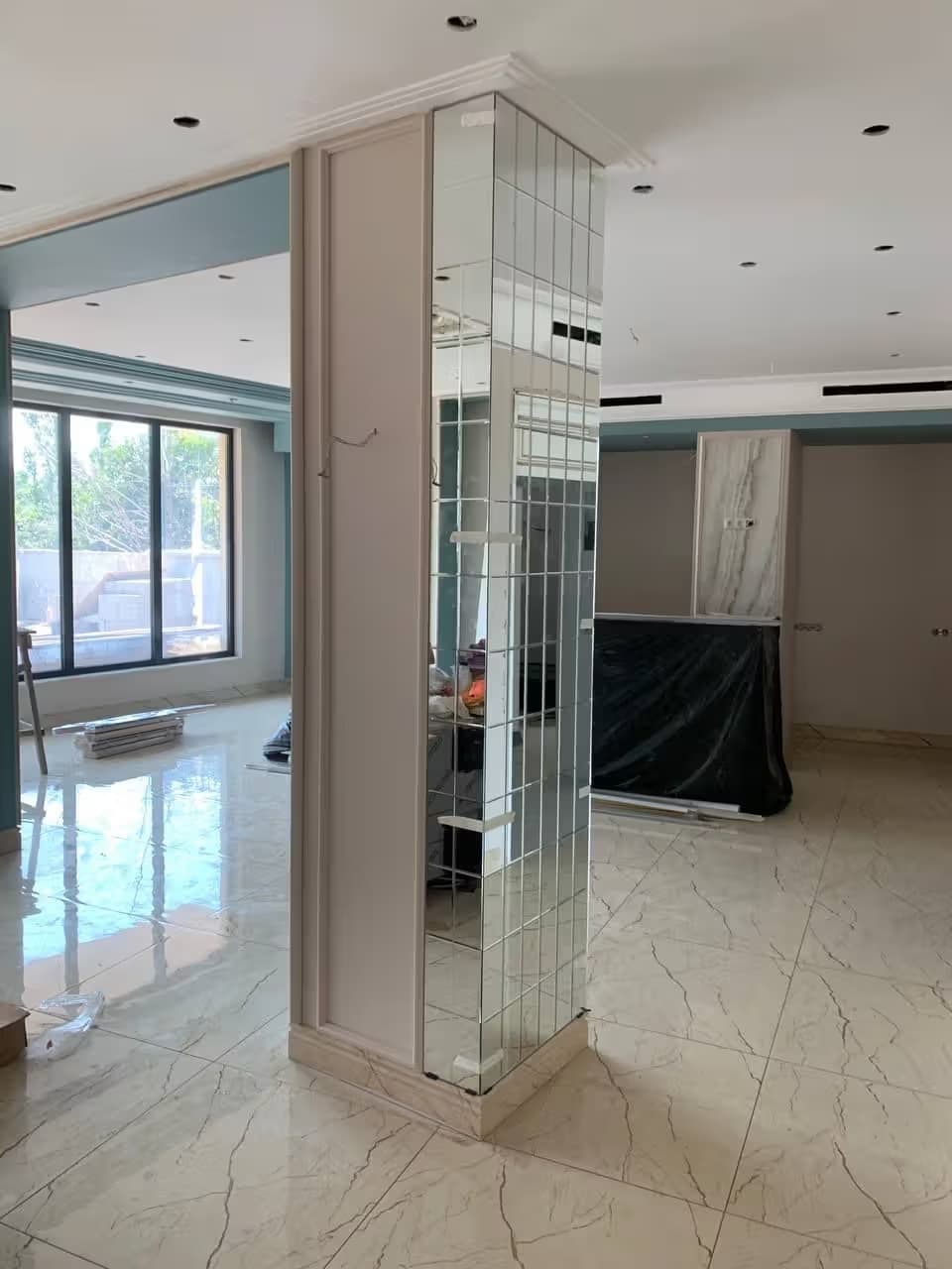 Зеркальное панно из квадратов 4 мм (серебро) с фацетом в спортзале, Адлер, Сочи — изготовление и монтаж