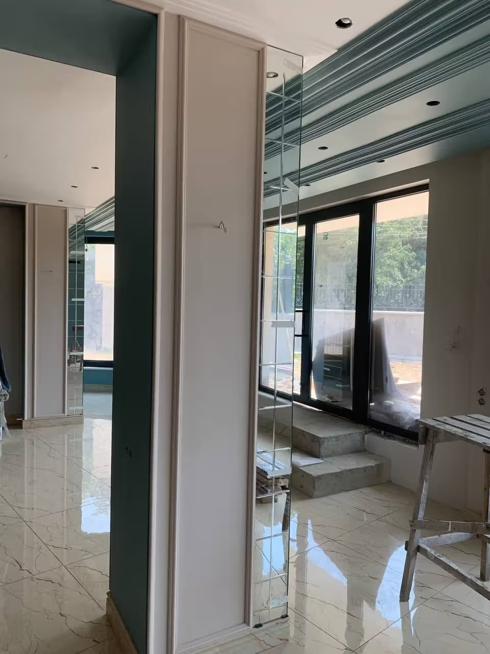 Зеркальное панно из квадратов 4 мм (серебро) с фацетом в спортзале, Адлер, Сочи — изготовление и монтаж