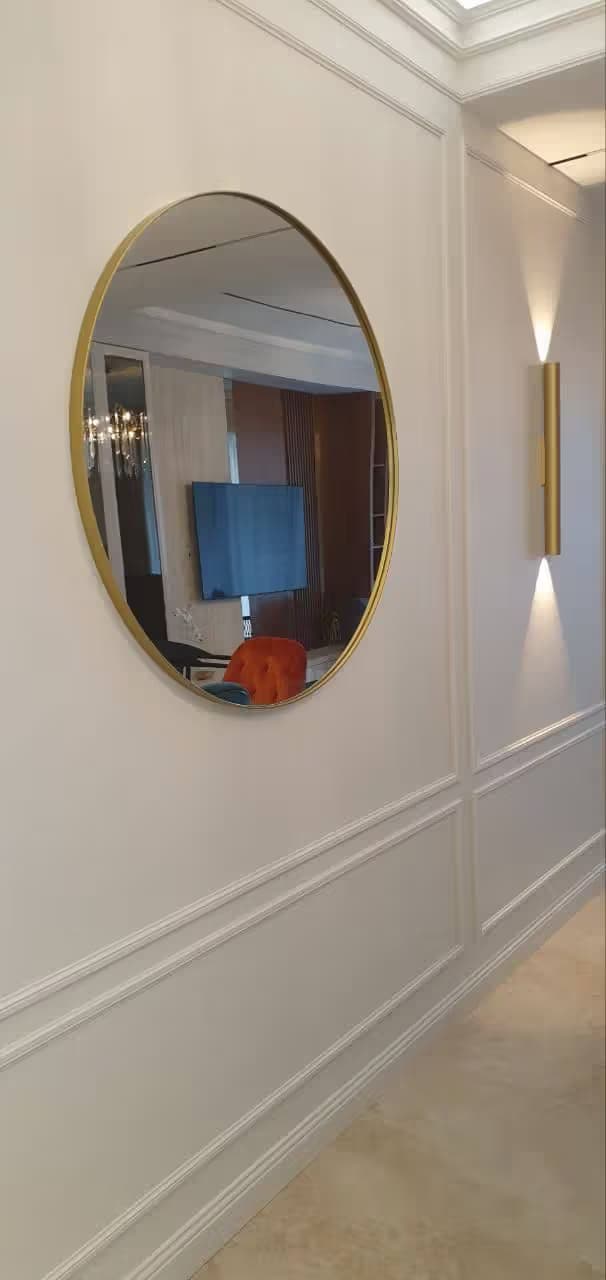 Круглое настенное зеркало 4 мм в золотой раме, Адлер — изготовление и монтаж на заказ