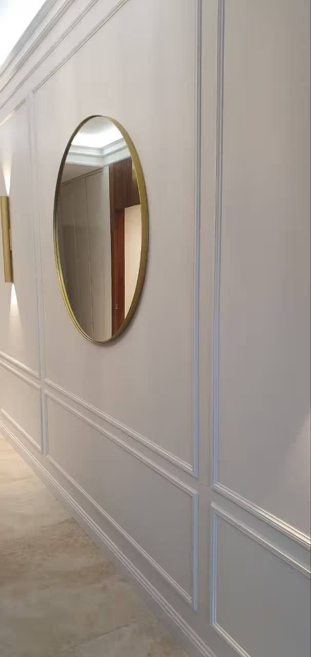 Круглое настенное зеркало 4 мм в золотой раме, Адлер — изготовление и монтаж на заказ