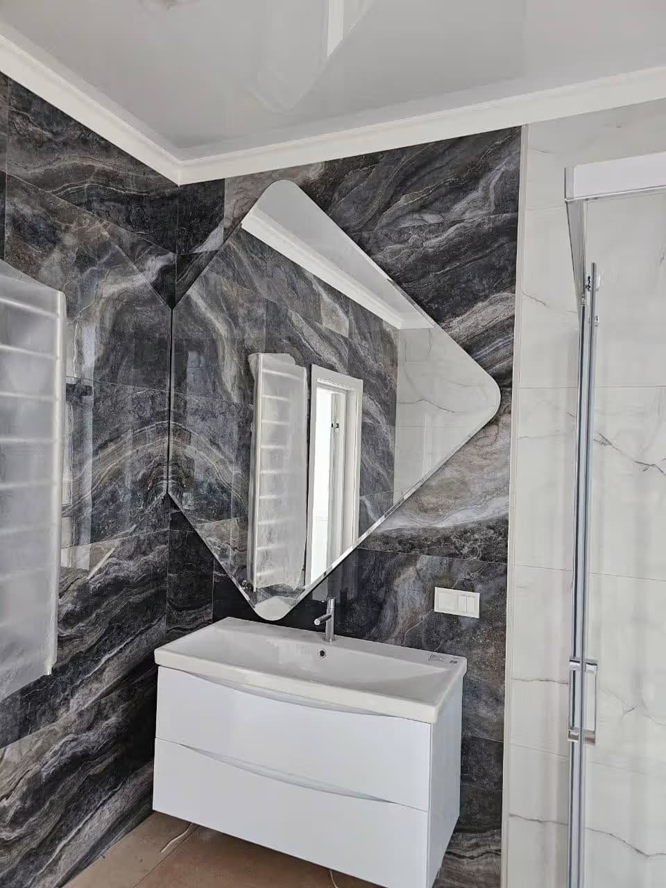 Настенное зеркало «Лекало» квадрат перевернутый 4 мм серебро с LED-подсветкой для ванной в Адлере, Сочи — установка и производство под ключ