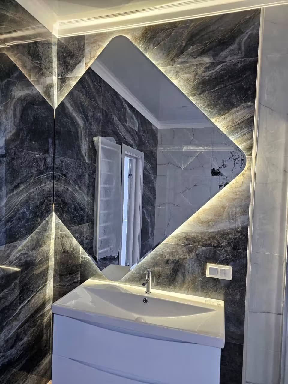 Настенное зеркало «Лекало» квадрат перевернутый 4 мм серебро с LED-подсветкой для ванной в Адлере, Сочи — установка и производство под ключ