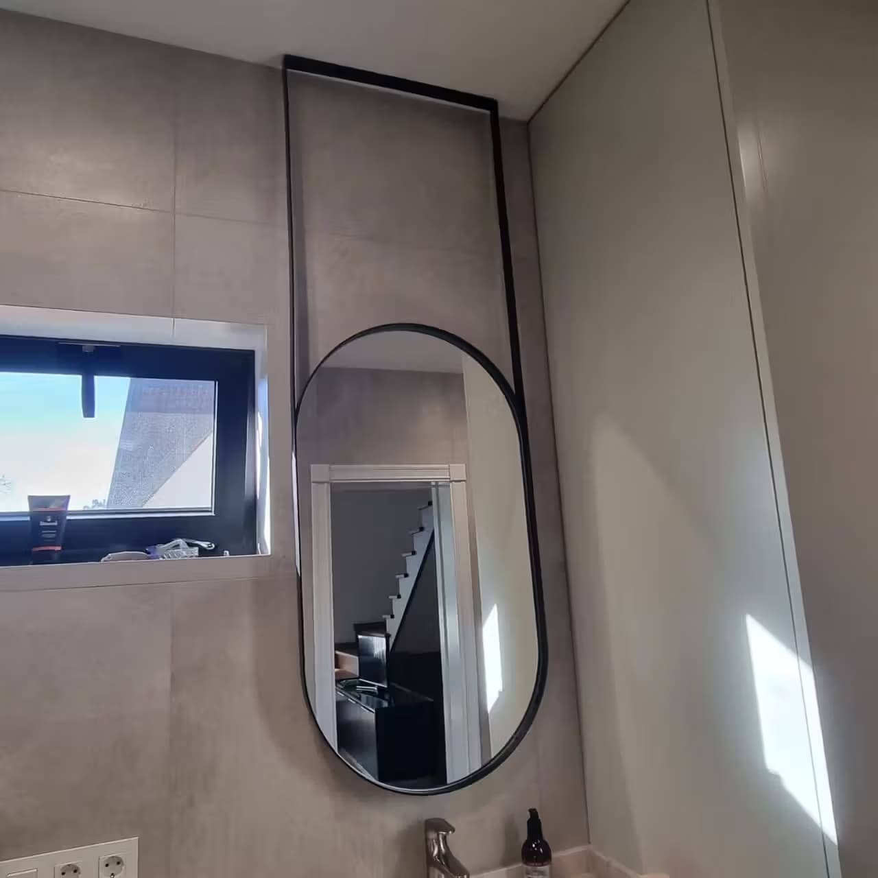 Овальное зеркало 4 мм в широкой раме с фронтальной LED-подсветкой, крепление к потолку в Адлере, Сочи — производство и установка под ключ