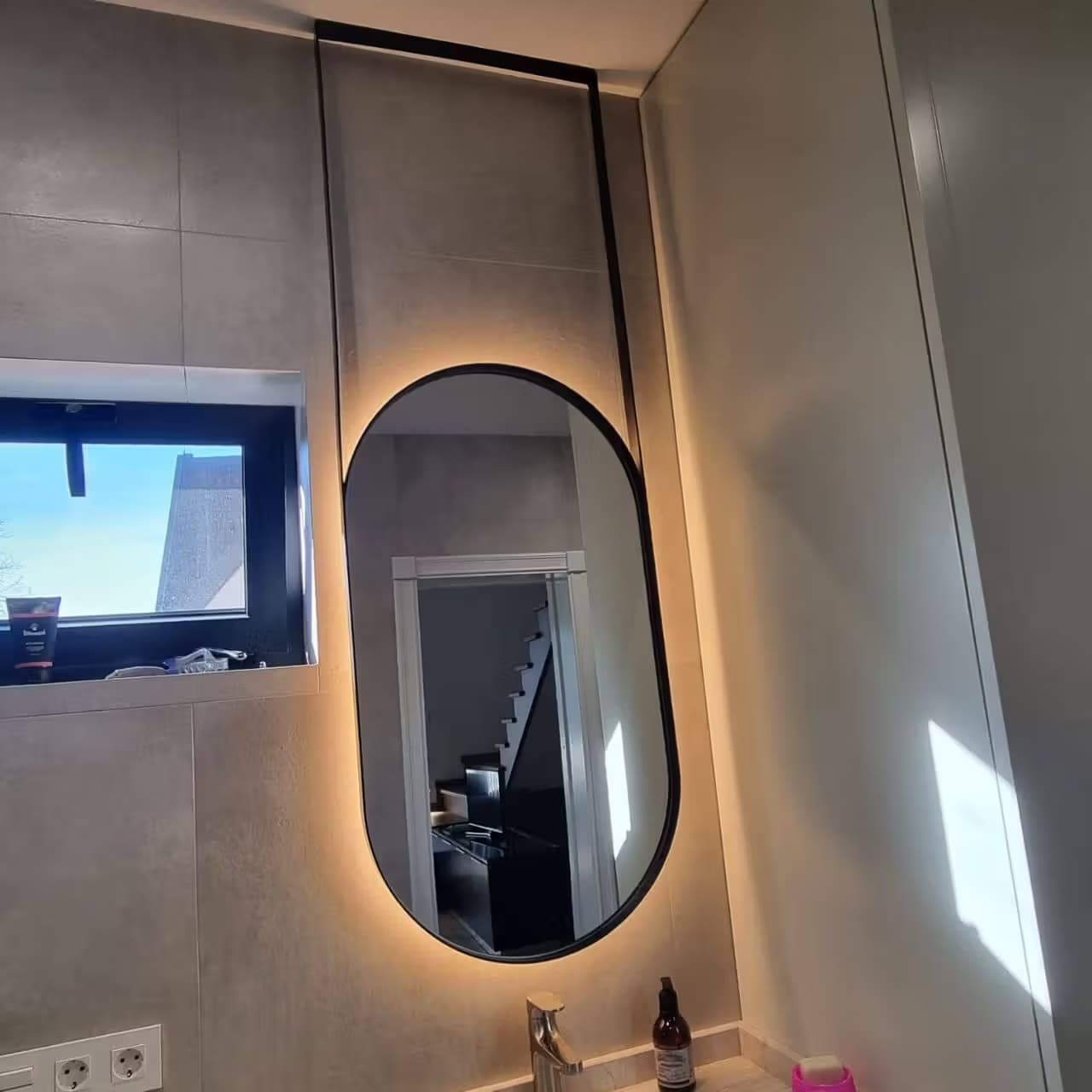 Овальное зеркало 4 мм в широкой раме с фронтальной LED-подсветкой, крепление к потолку в Адлере, Сочи — производство и установка под ключ