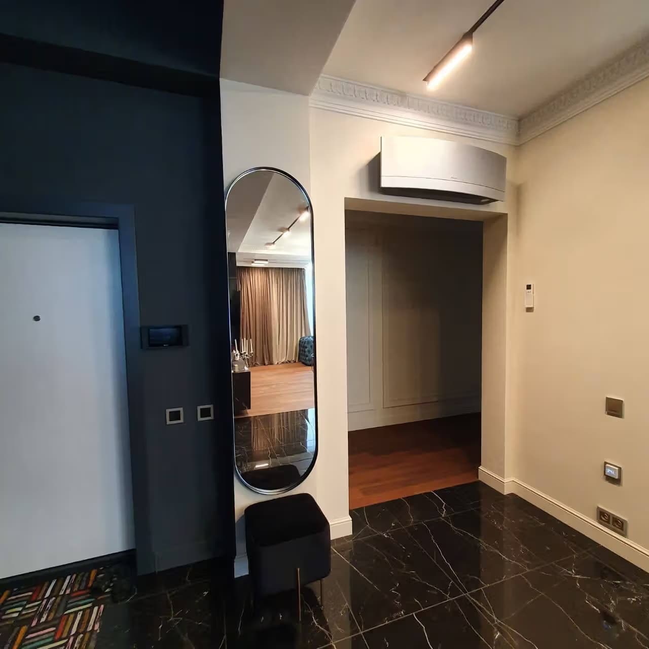 Овальное настенное зеркало 4 мм серебро в черной раме в Сочи — производство и установка под ключ