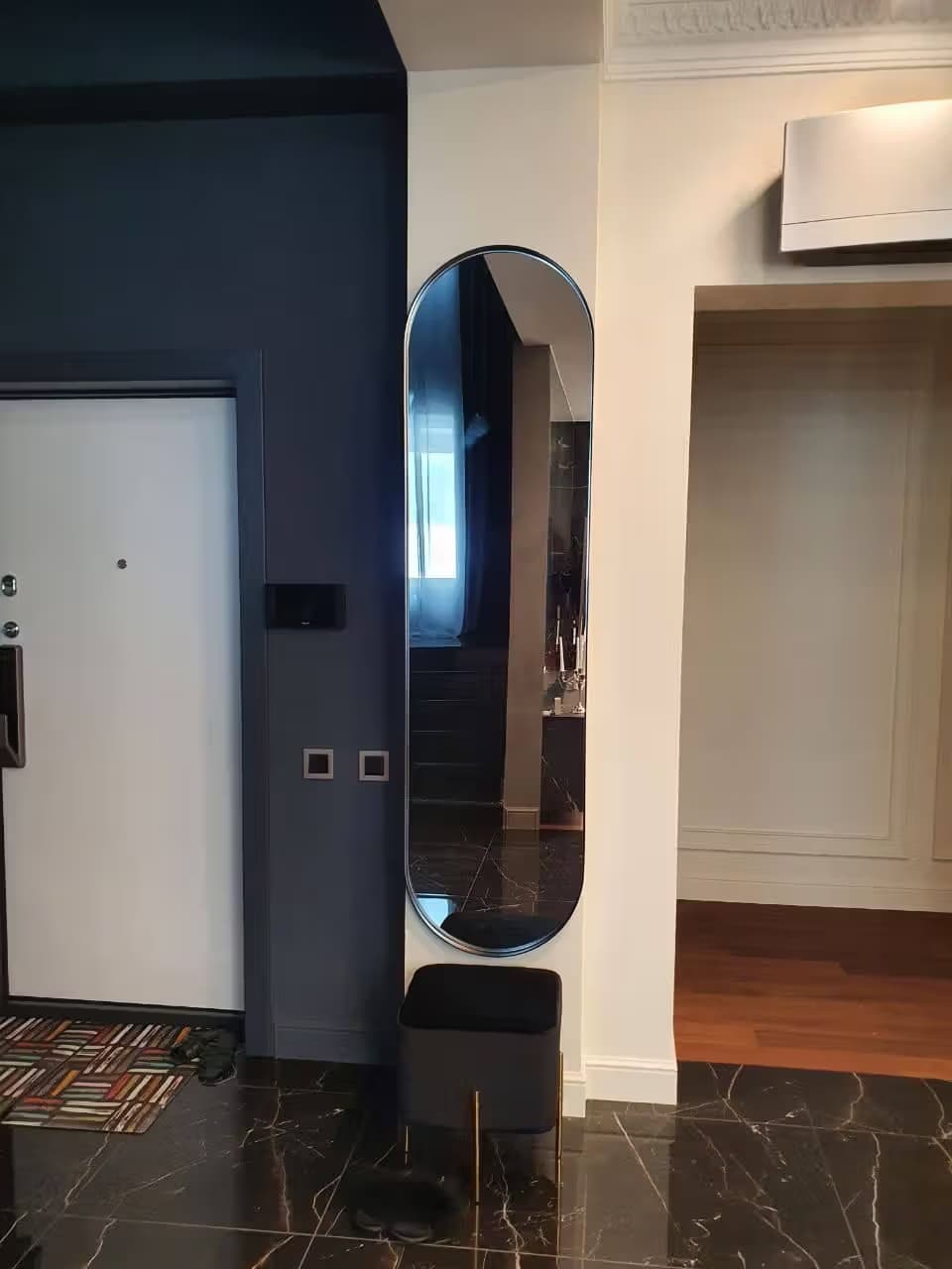 Овальное настенное зеркало 4 мм серебро в черной раме в Сочи — производство и установка под ключ