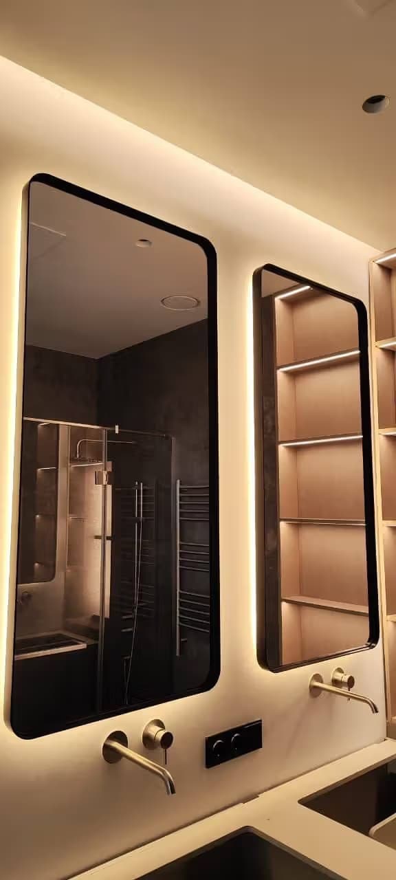 Прямоугольное настенное зеркало 4 мм Оптивайт в черной раме с горизонтальной LED-подсветкой для ванной в Сочи — производство и установка под ключ