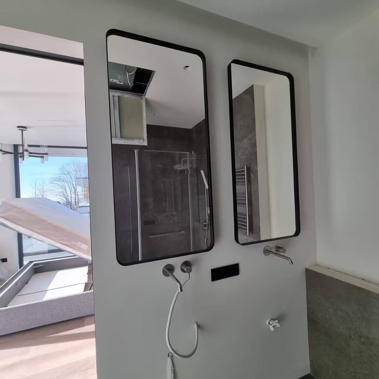 Прямоугольное настенное зеркало 4 мм Оптивайт в черной раме с горизонтальной LED-подсветкой для ванной в Сочи — производство и установка под ключ