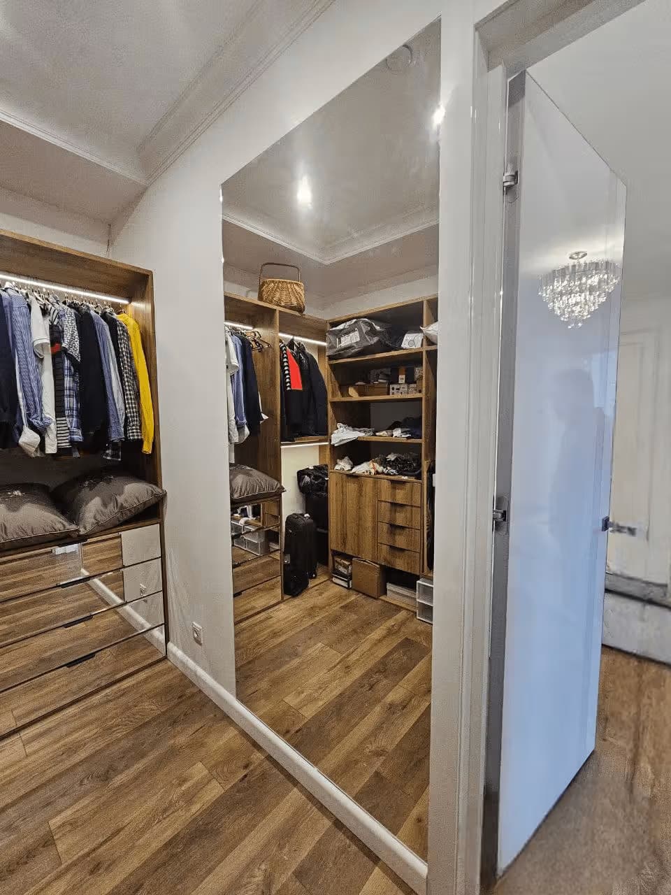 Прямоугольное настенное зеркало 4 мм серебро с горизонтальной LED-подсветкой для зала в Сочи — производство и установка под ключ