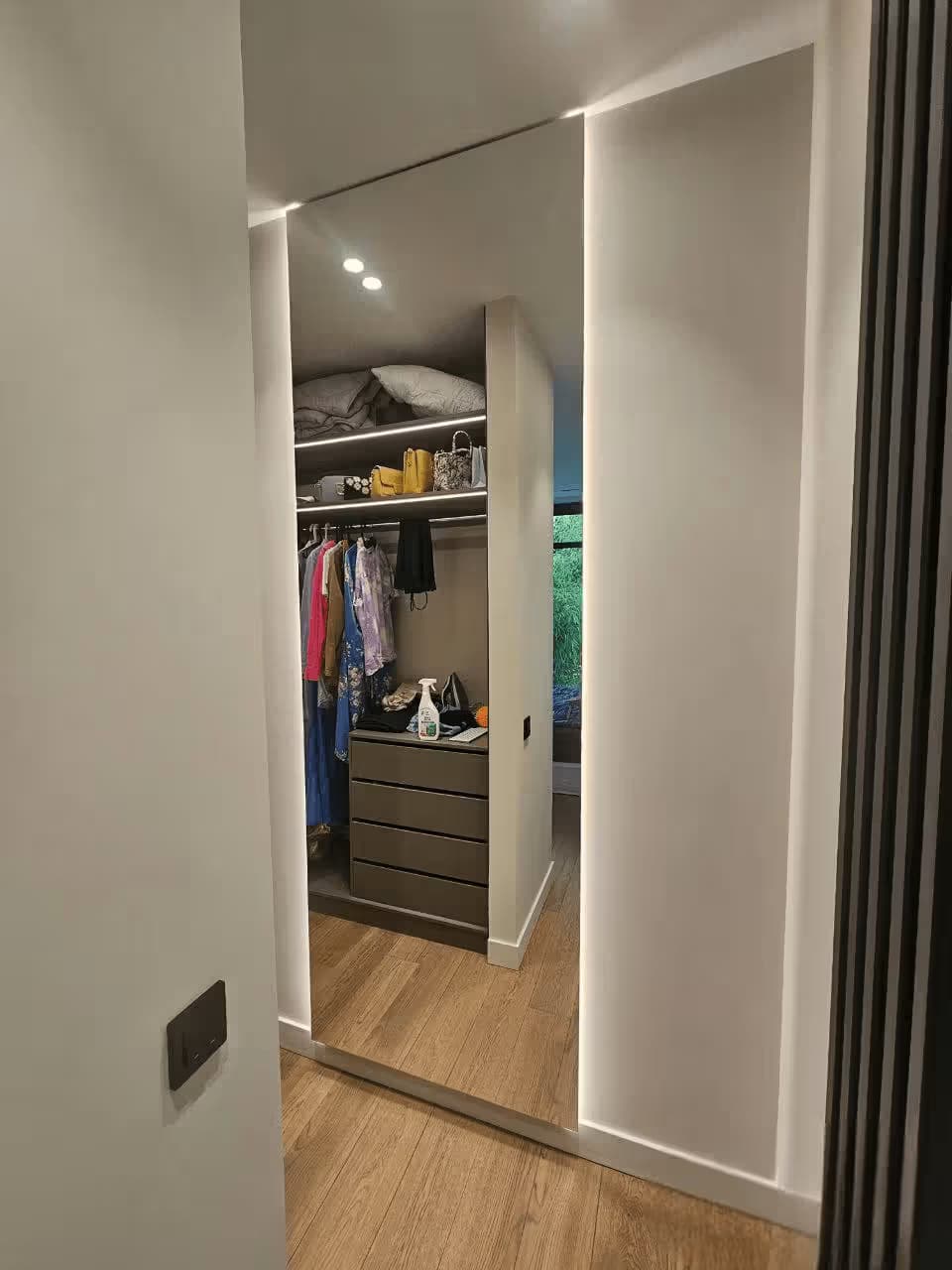 Прямоугольное настенное зеркало 4 мм серебро с горизонтальной LED-подсветкой для зала в Сочи — производство и установка под ключ